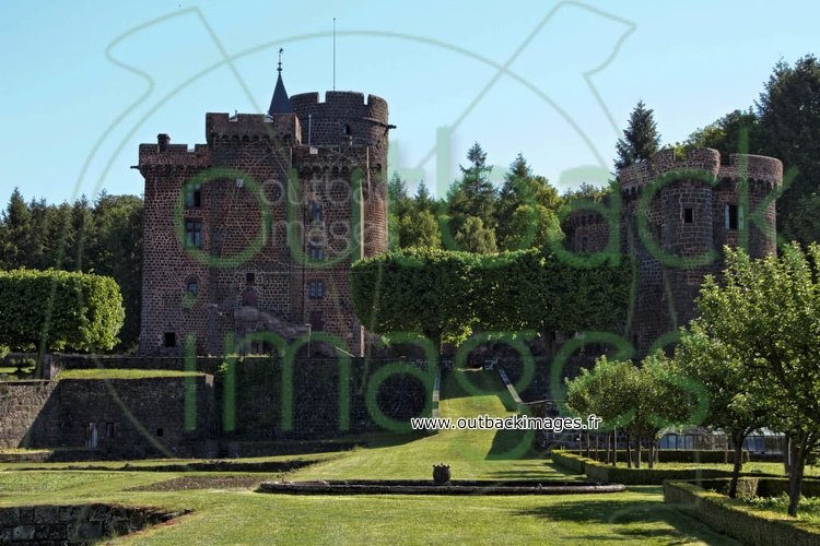 Le château Dauphin de Pontgibaud, en Auvergne, et son jardin remarquable  